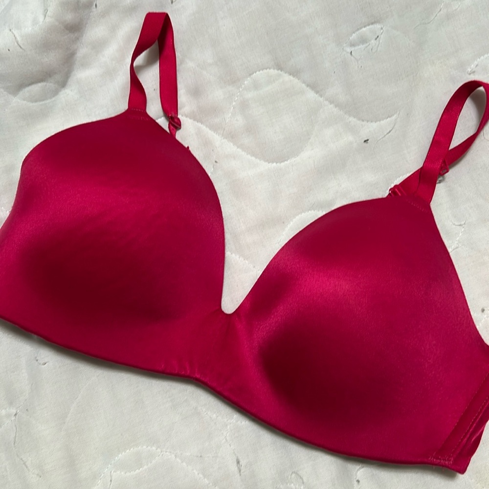 B.Tempt’d lightly lined wireless bra deep red color size 32D